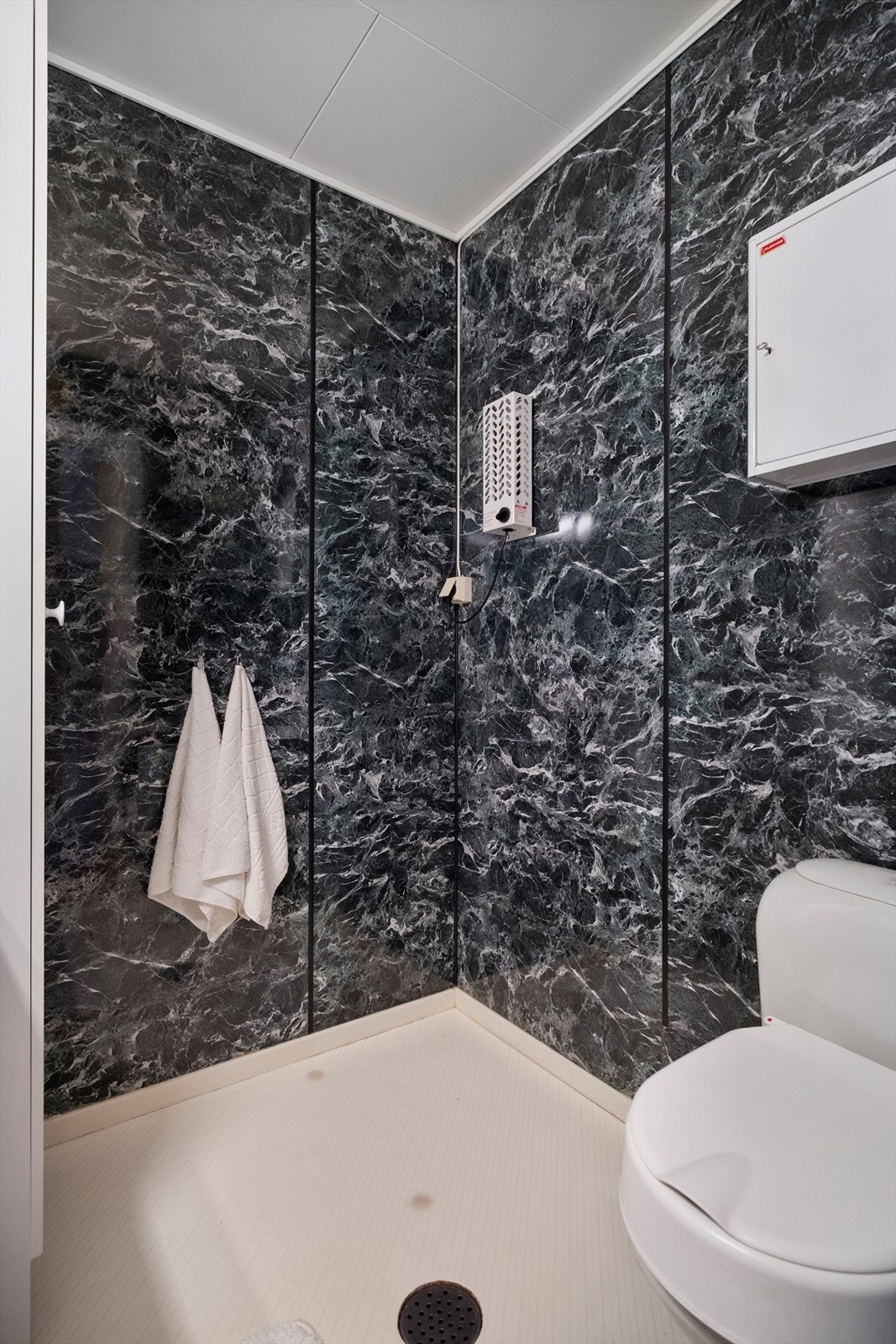 Badet har gulv med vinylbelegg og naturlig ventilasjon. Galleribilde