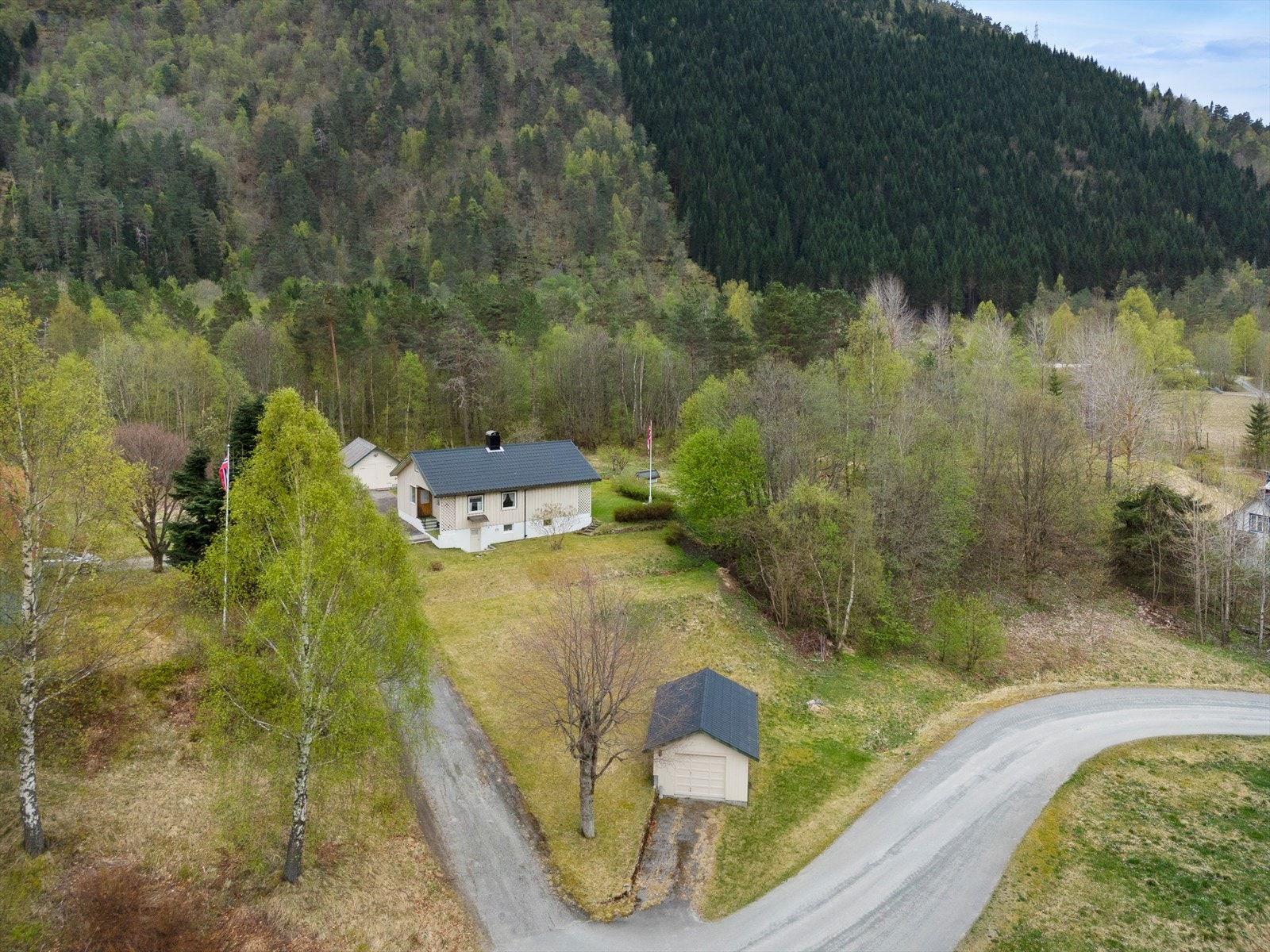 Eneboligen har et landlig preg omgitt av skog og uten nærliggende naboer. Galleribilde