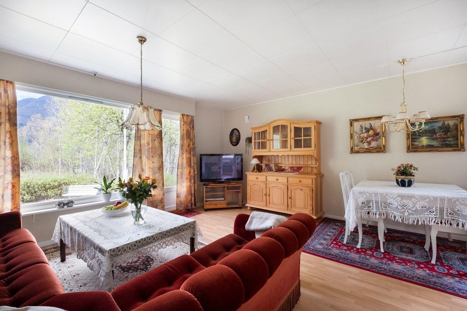 Stuen har vedovn som bidrar til varme og hygge. Galleribilde