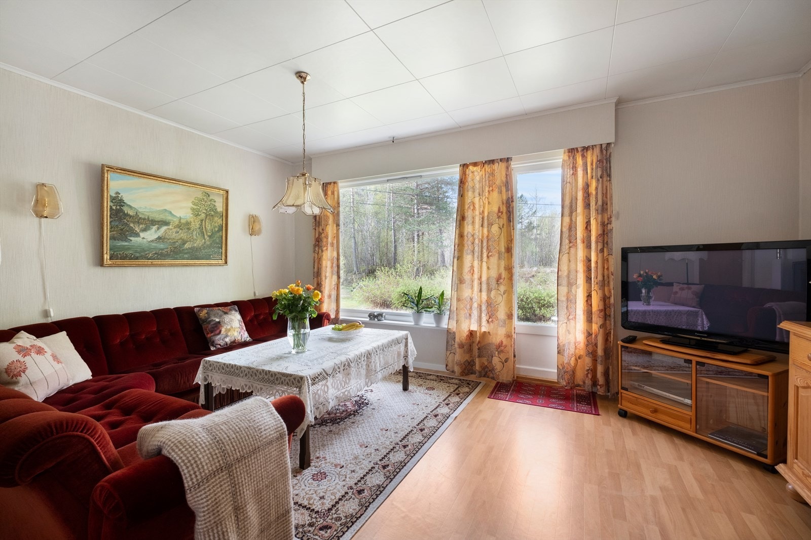 Det er god plass til både sofagruppe og spisebord i stuen. Galleribilde