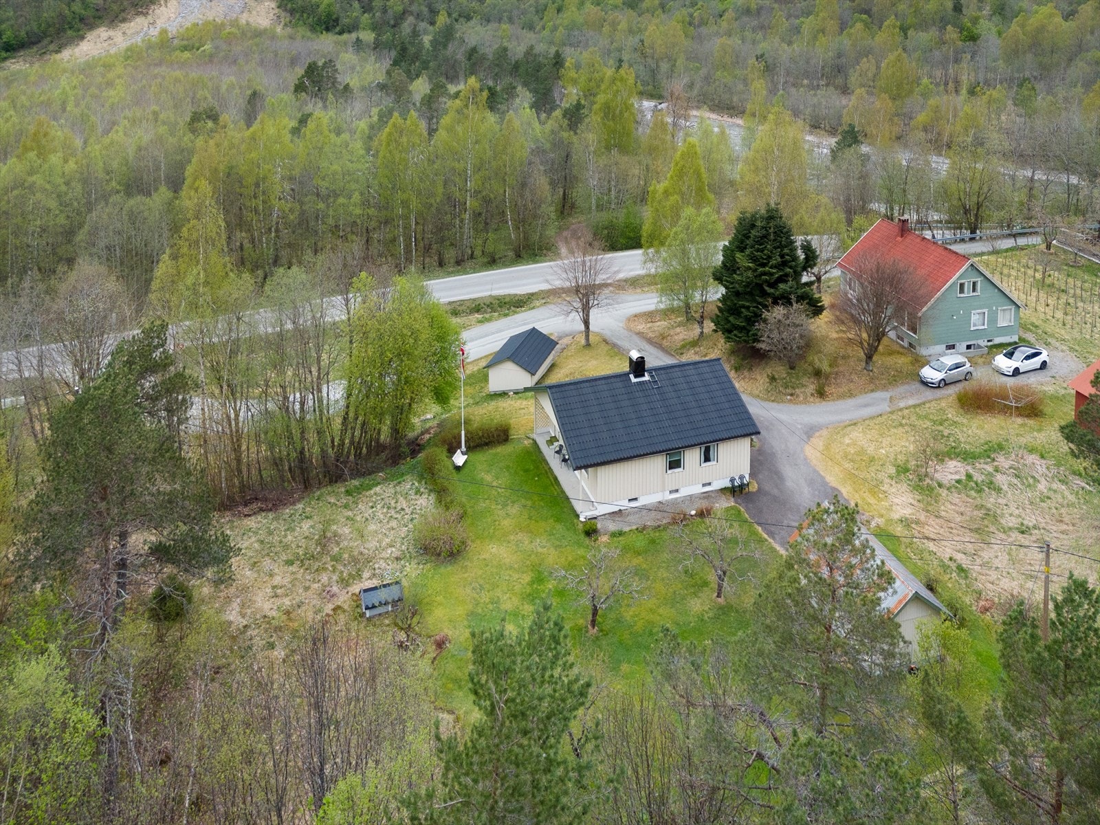 Eneboligen ligger godt tilbaketrukket fra hovedveien og gir privatliv. Galleribilde