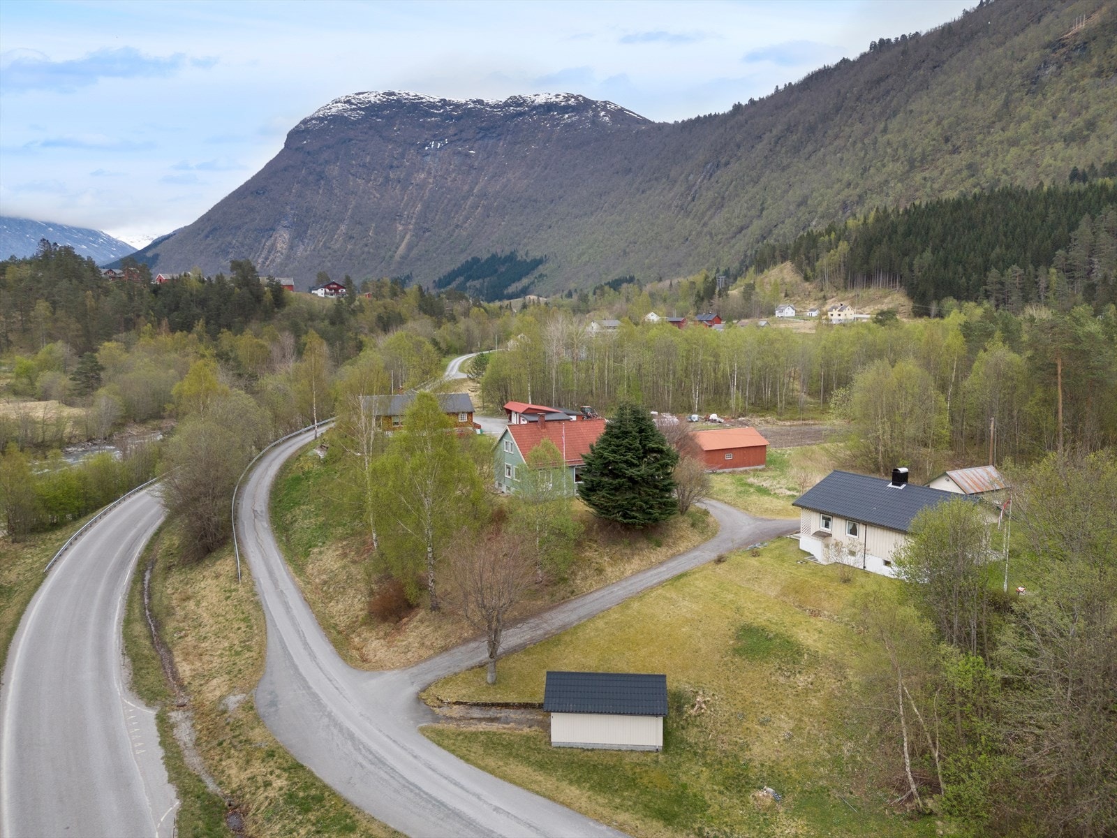 Eiendommen er omgitt av spredt bebyggelse og naturskjønne omgivelser. Galleribilde