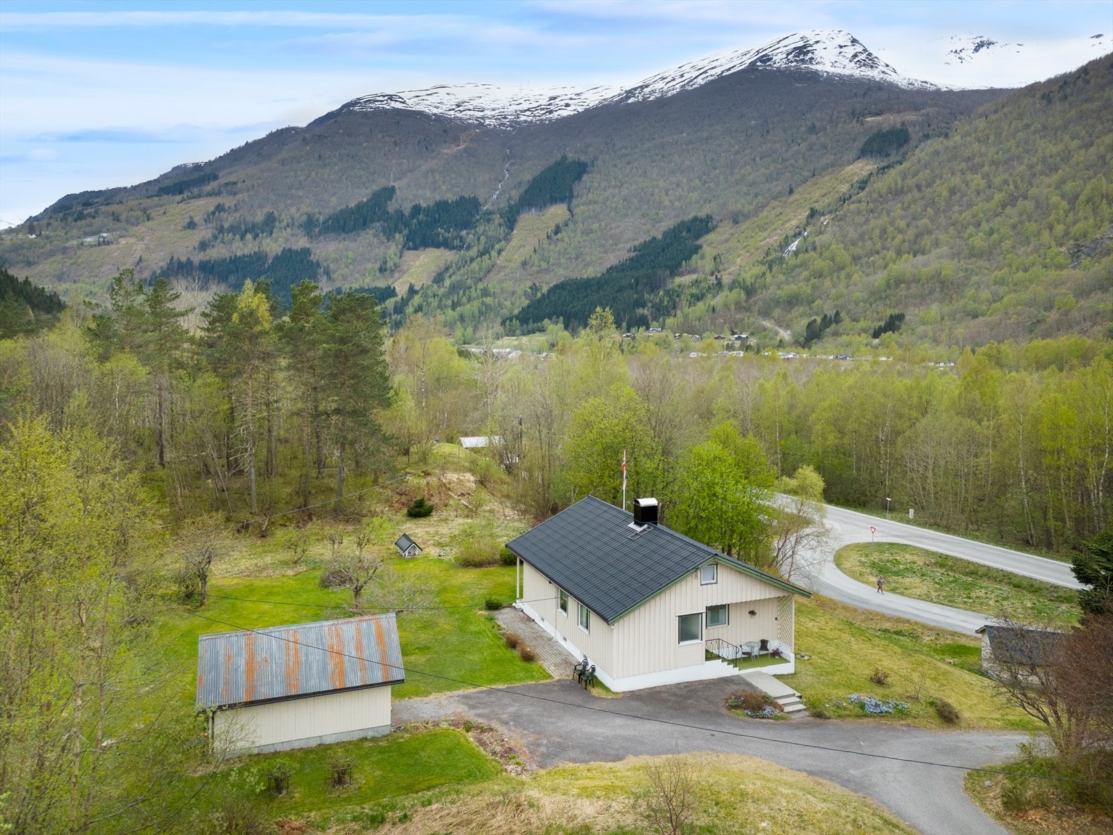 Eiendommen har en enebolig på 2 etasjer, oppført i 1963, med tilhørende uteområde og enkel adkomst. Galleribilde