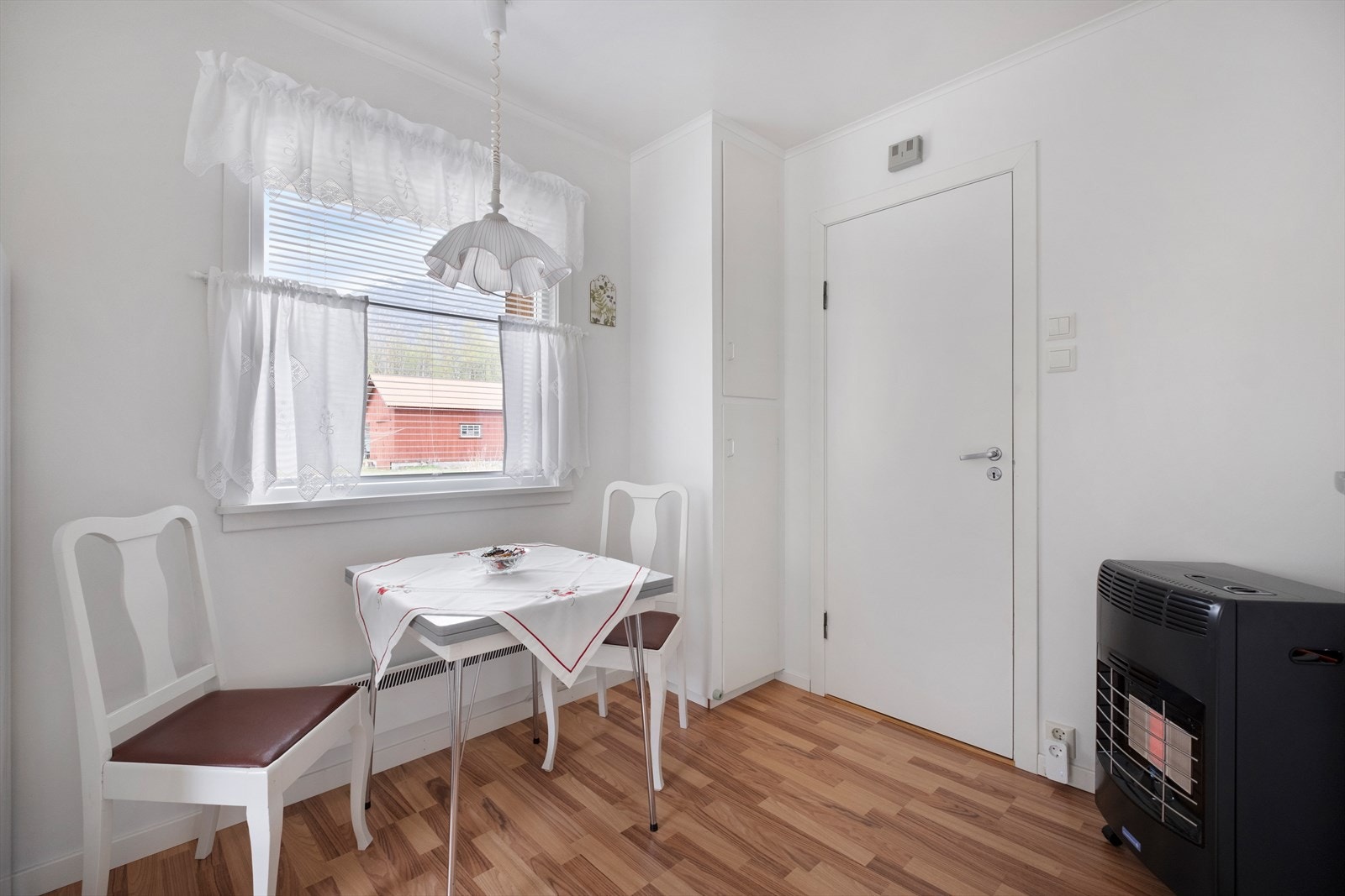 Kjøkkeninnredningen har lyse profilerte fronter og laminat benkeplate. Galleribilde