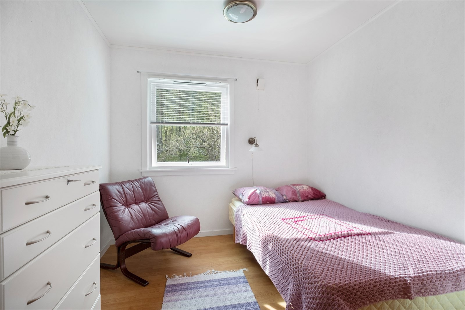 Et mindre soverom med plass til enkeltseng og en kommode. Galleribilde