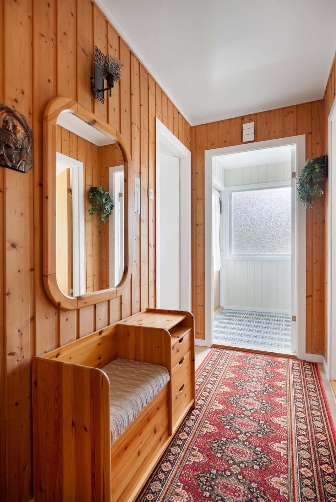Entréområdet har panelte vegger og tilgang til tilstøtende rom. Galleribilde