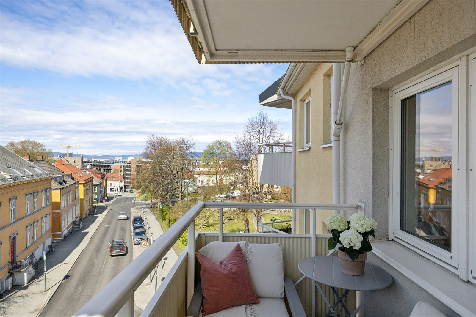 Gode solforhold og fin utsikt fra 3.etasje. Galleribilde