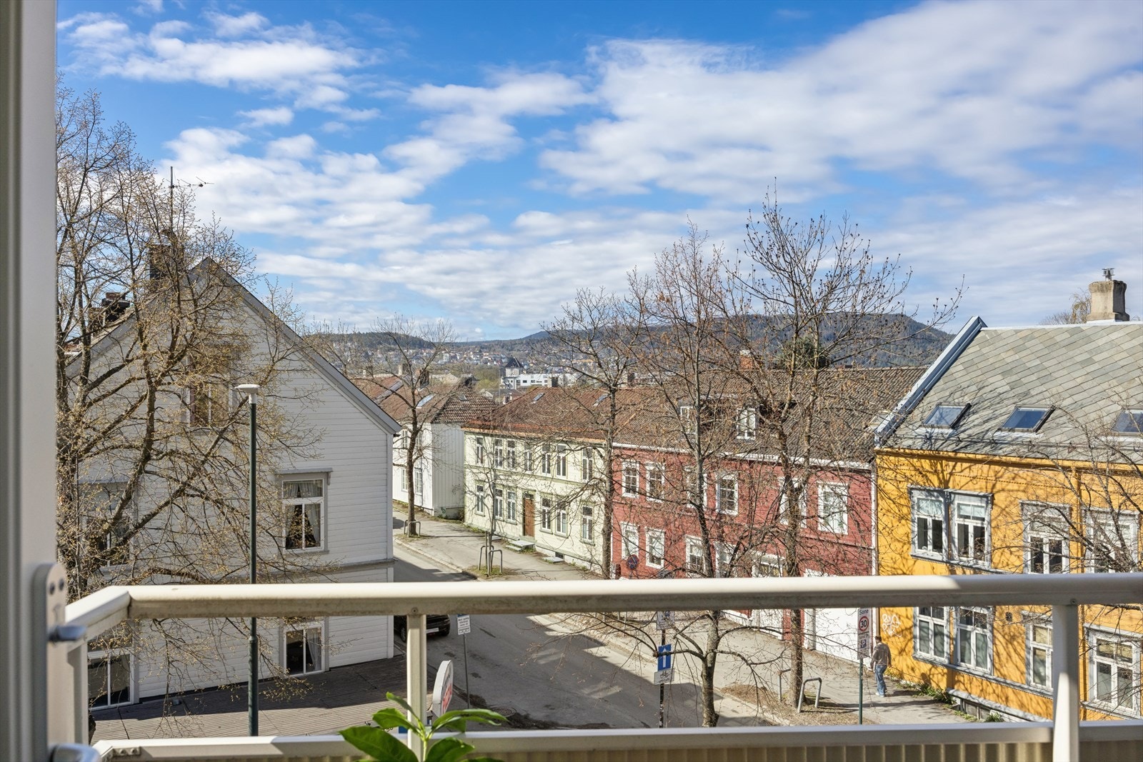 Balkongen(5 m²) fungerer som en utvidelse av stuen så lenge temperaturen tillater det. Galleribilde