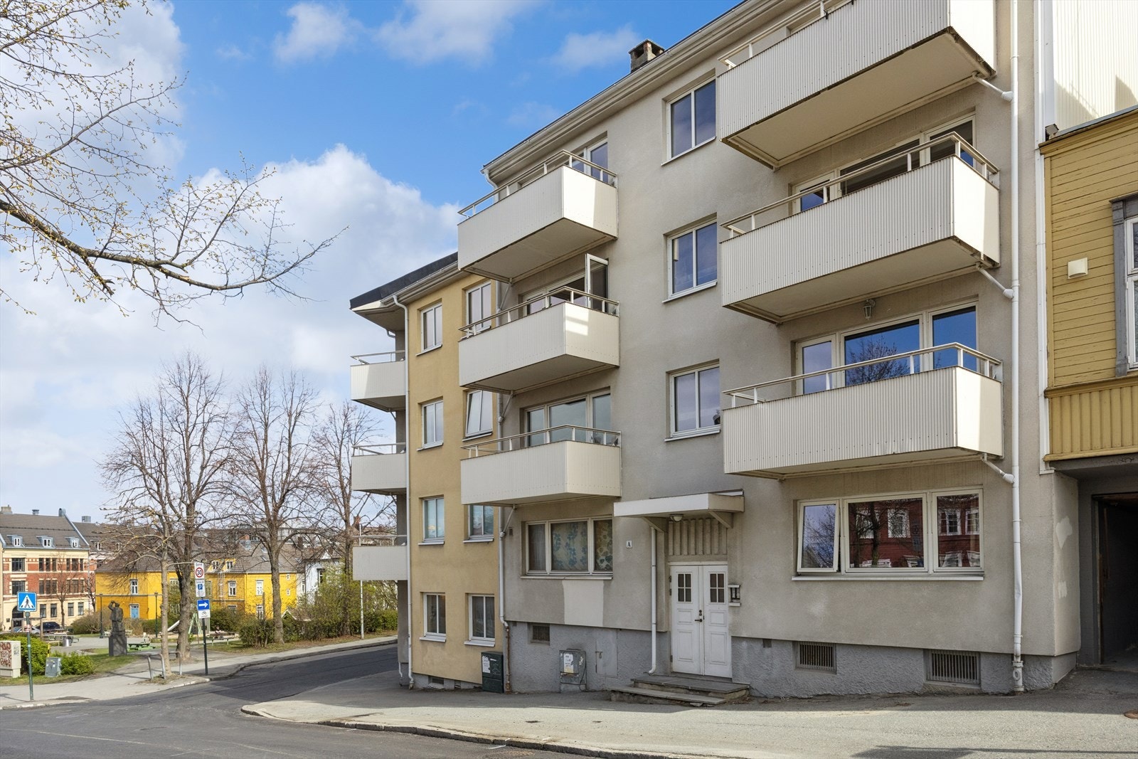 Kort vei til alle hverdagslige servicetilbud, samt hyppige bussavganger til byens studiesteder. Galleribilde