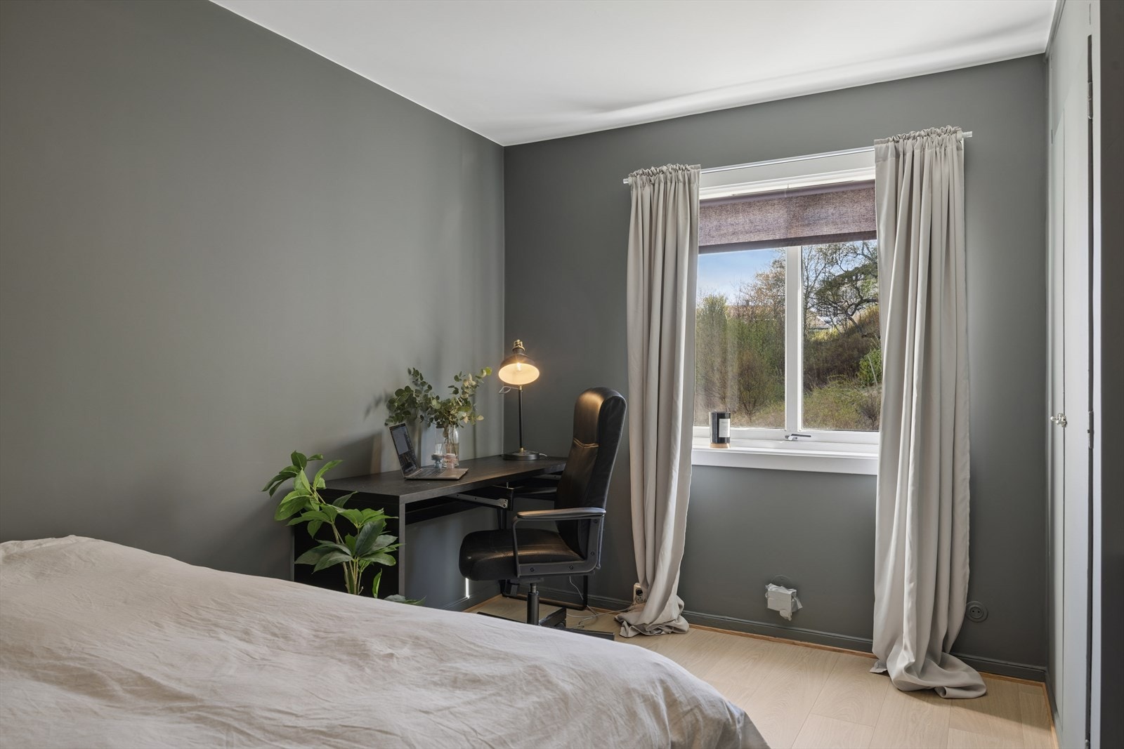 Rommet vender ut mot rolige omgivelser, som gir et godt utgangspunkt for en god natt søvn eller en rolig morgen. Galleribilde
