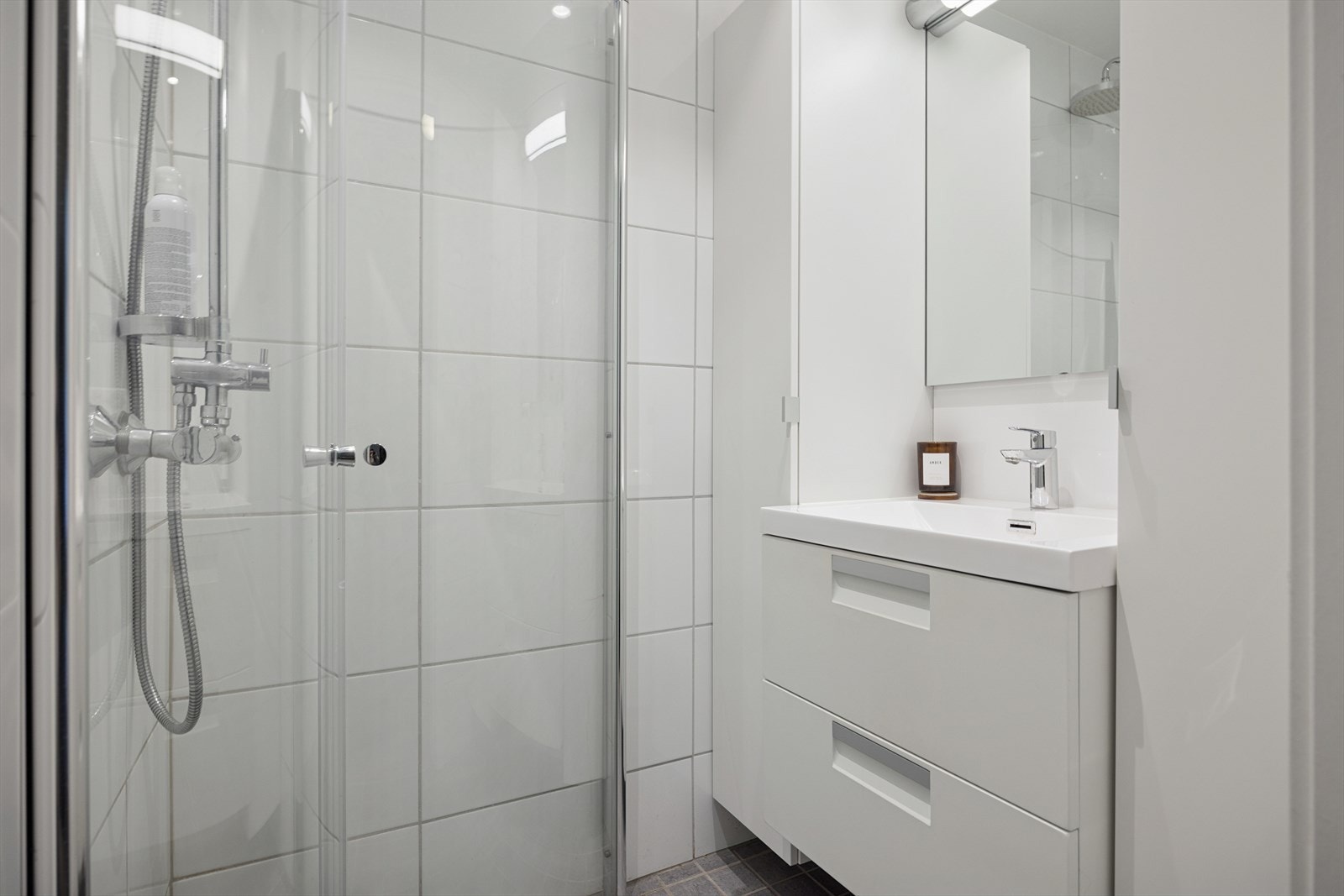 Badet ble renovert i 2018 og har flislagt gulv med varmekabel, flislagte veggger og malt slett himling. Galleribilde