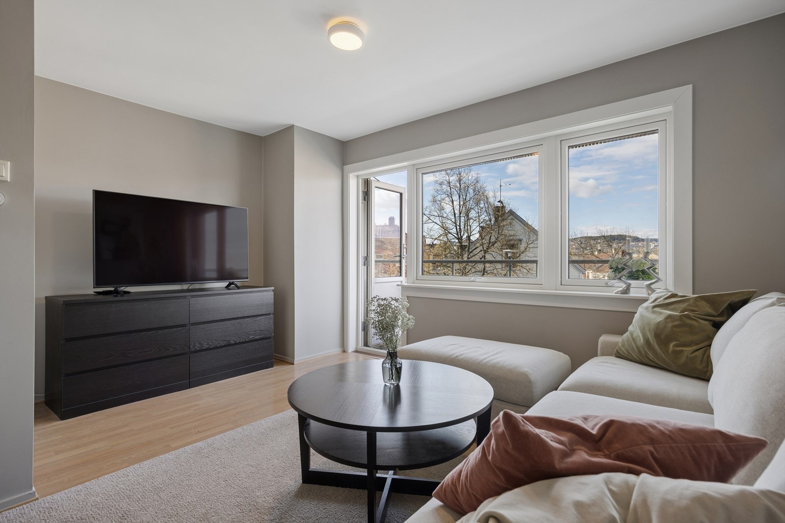 Stuen er på 18,8 m² og byr på flere møbleringsmuligheter - god plass til både sofagruppe og spisebord. Galleribilde