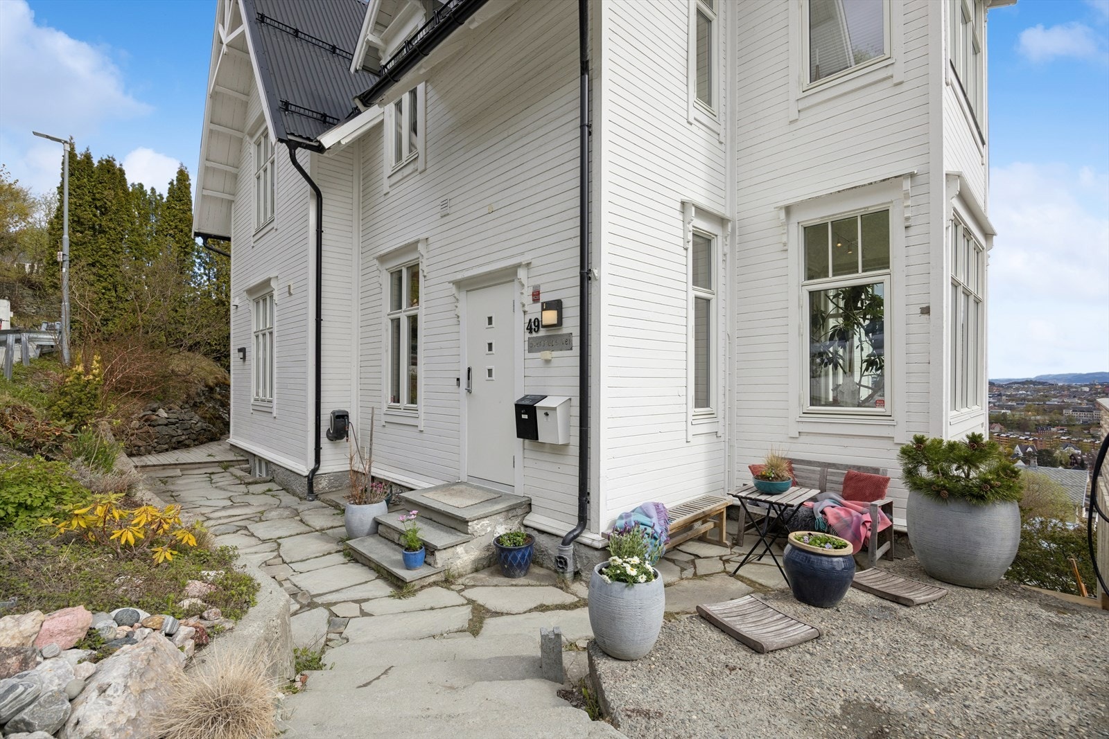 Til leiligheten hører parkeringsplassen nærmest huset, med el-billader installert i 2023. Galleribilde