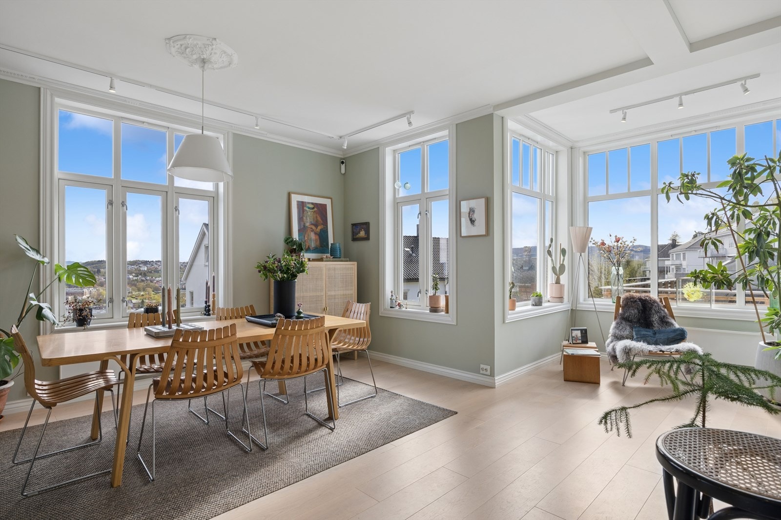 Spisestuen har god plass til å samle familie og venner rundt et langbord. Galleribilde