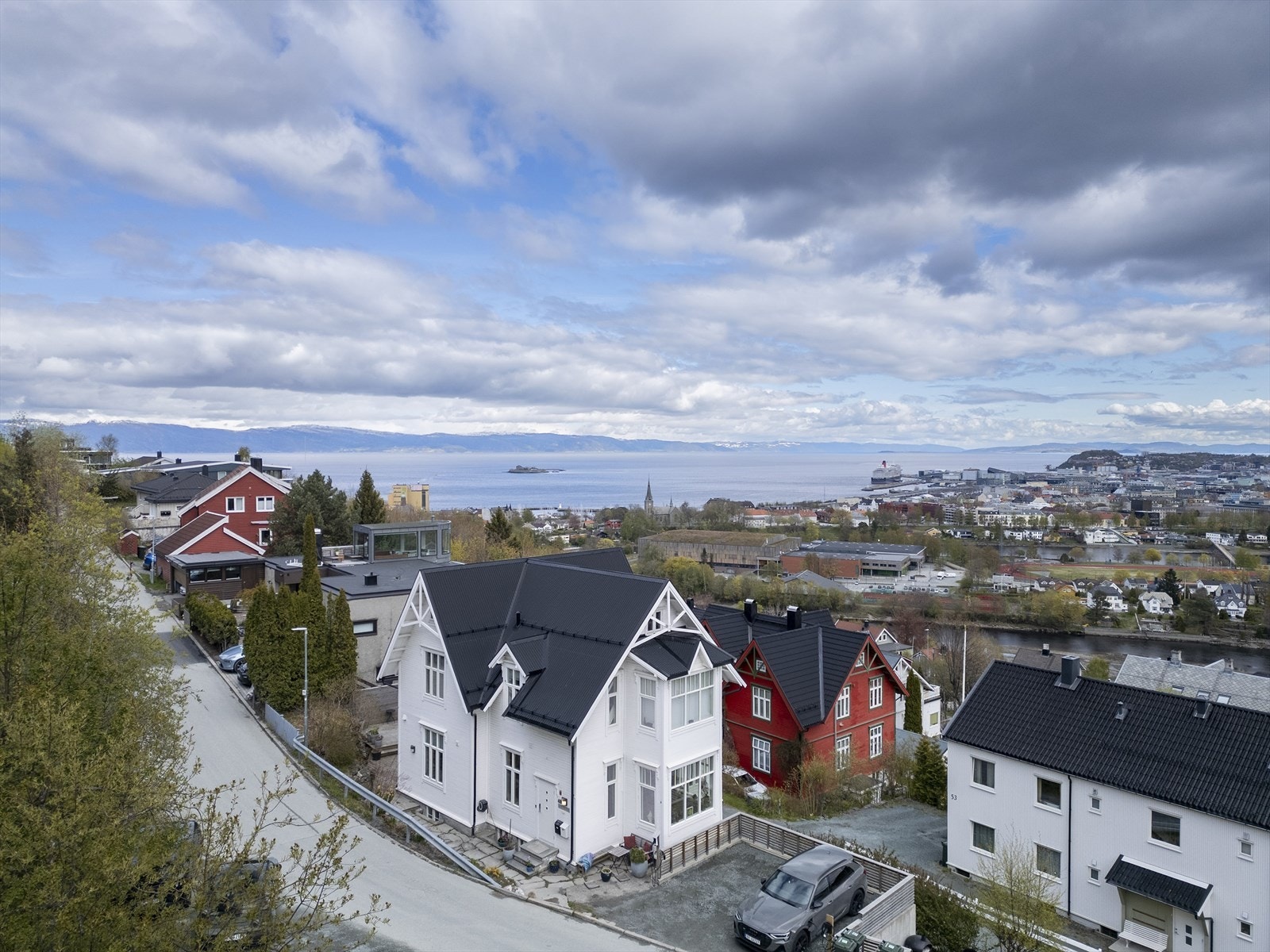 Eiendommen ligger høyt og fritt til med utsikt over byen og fjorden. Galleribilde