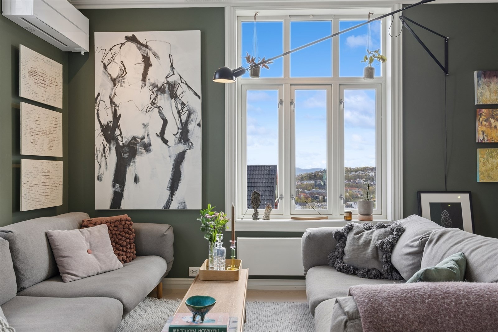 Fra de store vindusflatene har man en flott utsikt over deler av byen og nærområdet. Galleribilde