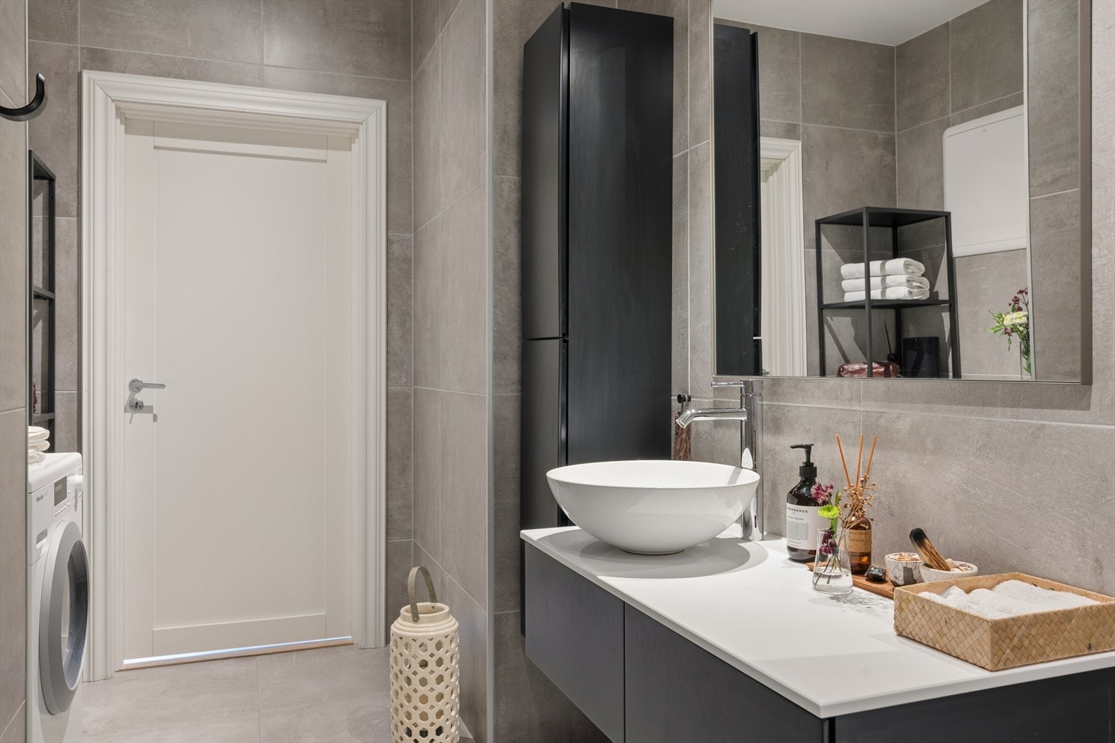 Badet har en moderne innredning med bolleservant og godt med oppbevaringsplass i skap. Galleribilde