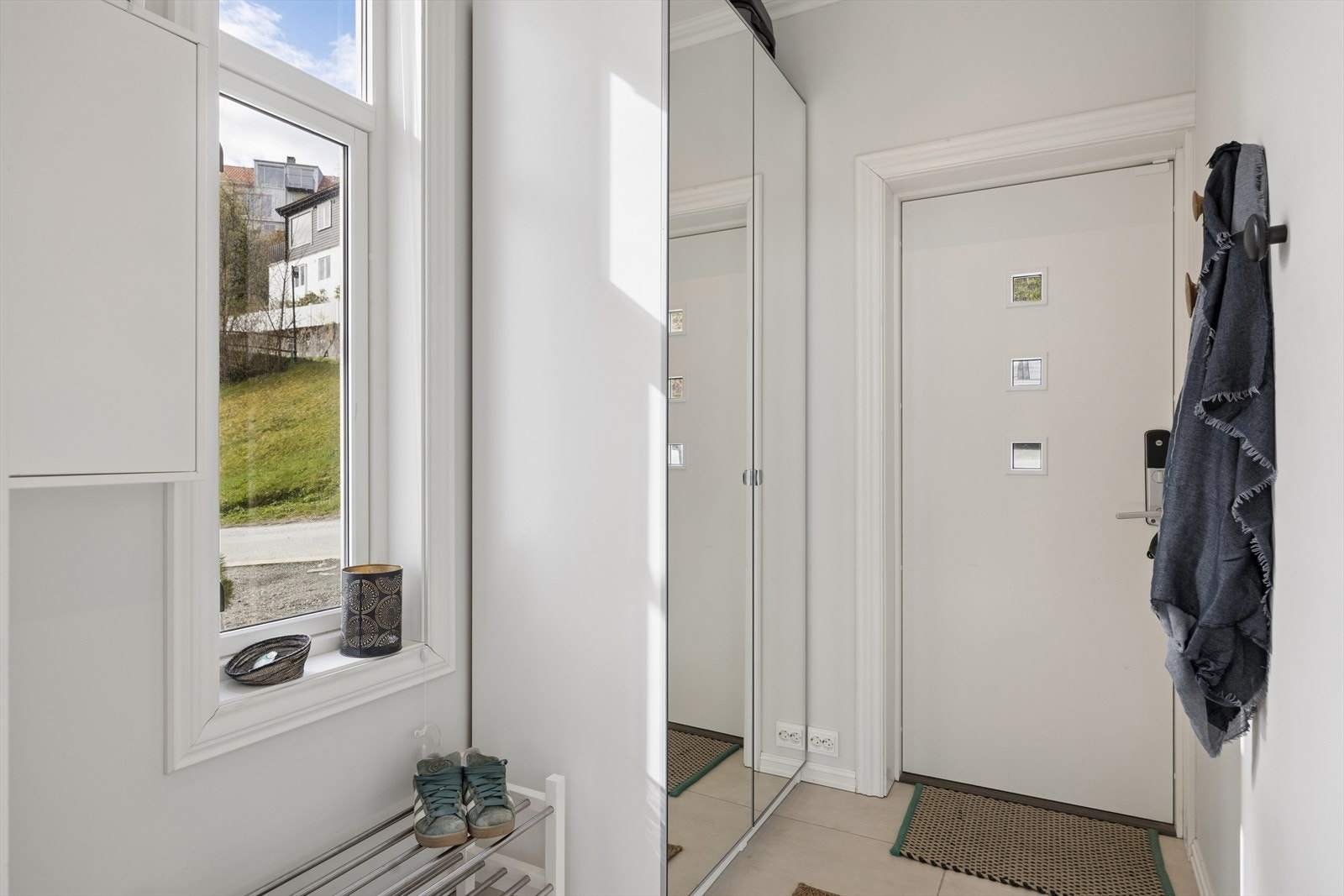 Entréen har plass til oppbevaring av yttertøy og sko. Velkommen inn! Galleribilde