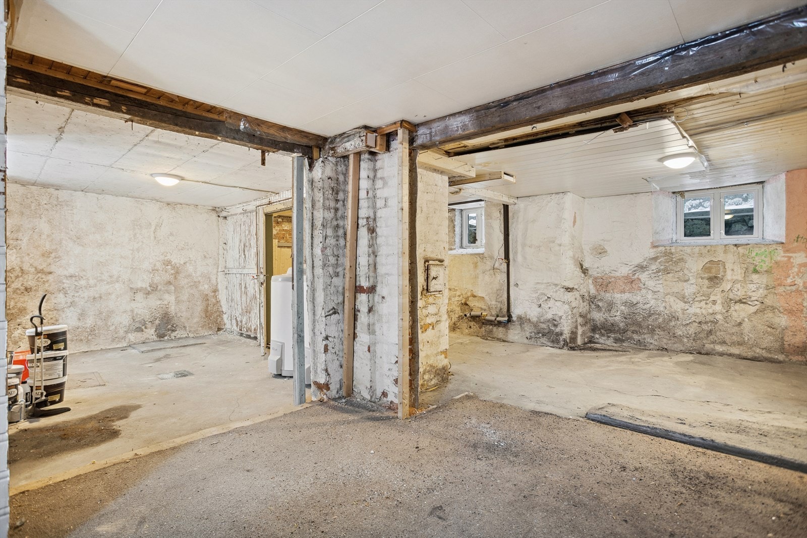 Boligen disponerer en stor grovkjeller med rikelig lagringsplass. Galleribilde