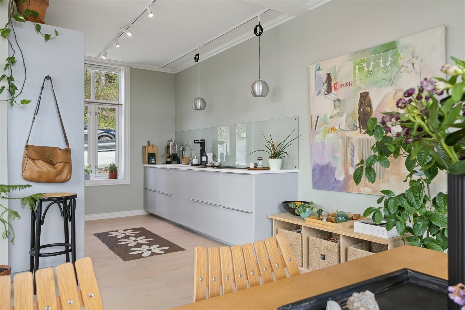 Kjøkkenet er utstyrt med stekeovn, platetopp, oppvaskmaskin og kombiskap. Galleribilde