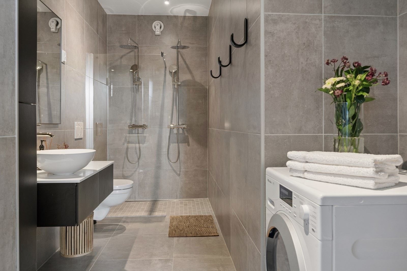 Badet er flislagt og har opplegg for vaskemaskin, noe som gir en praktisk hverdag. Galleribilde
