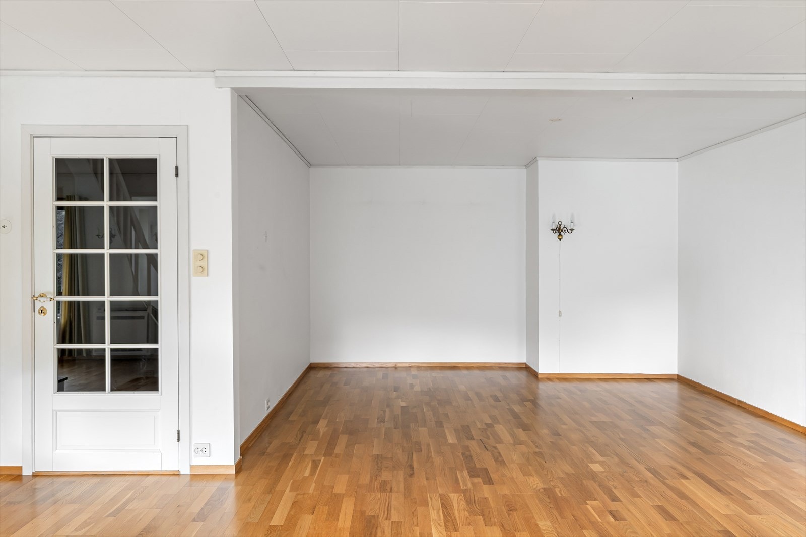 Romslig stue. Galleribilde