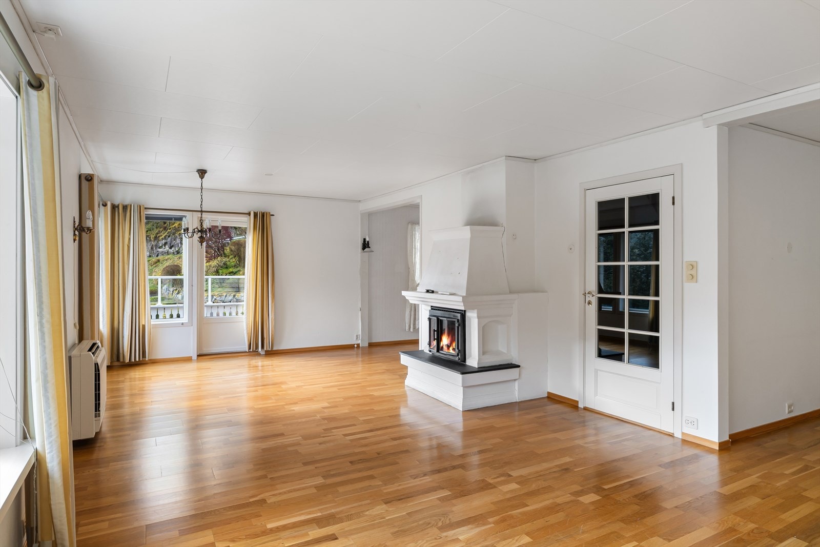 Fra stuen er det direkte utgang til en stor terrasse. Galleribilde