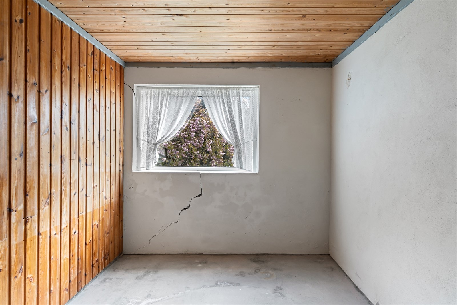 Kjelleren har flere uinnredede rom med betonggulv og stort potensial. Galleribilde