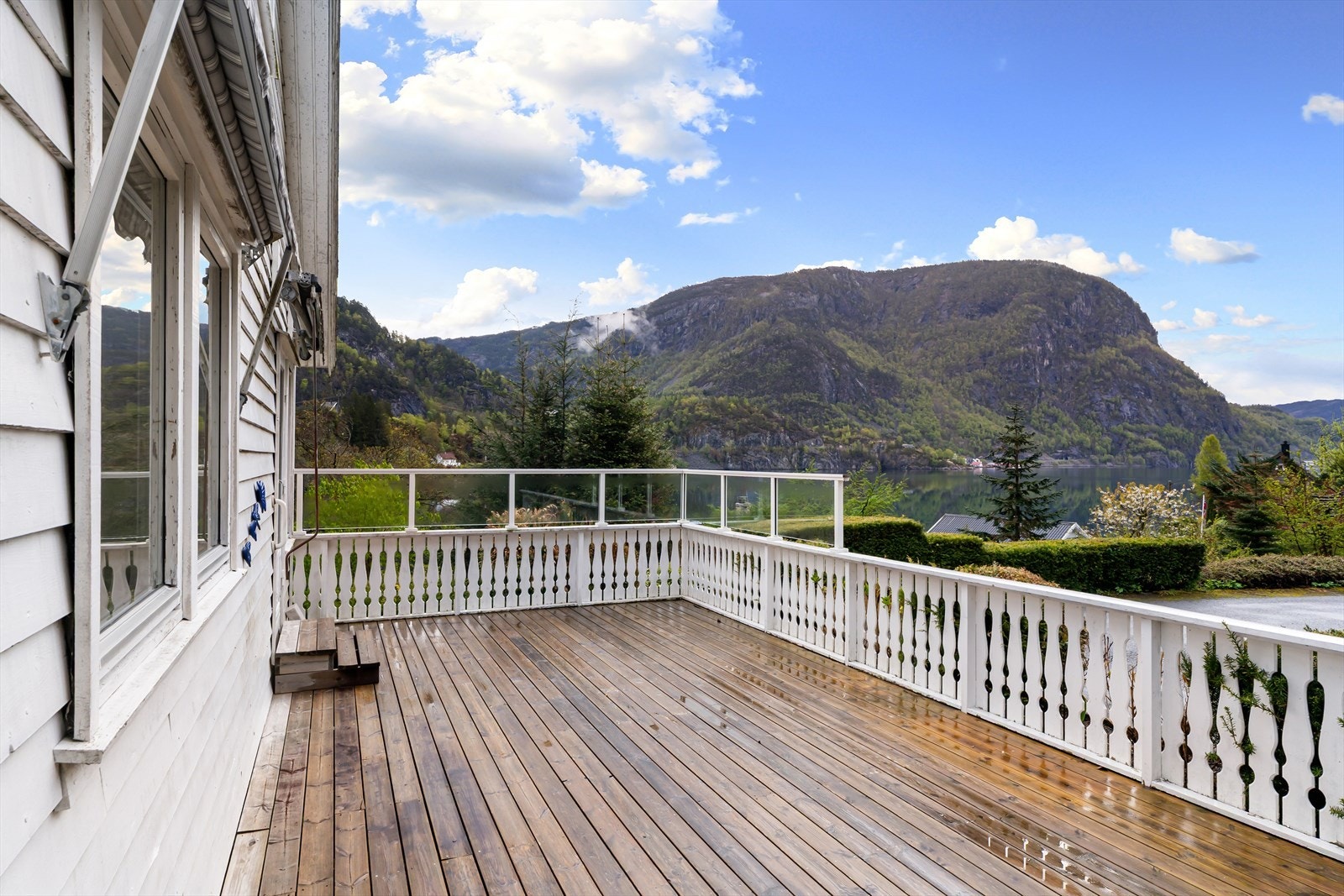 Enebolig med en stor terrasseog flott utsikt mot fjord og fjell. Galleribilde