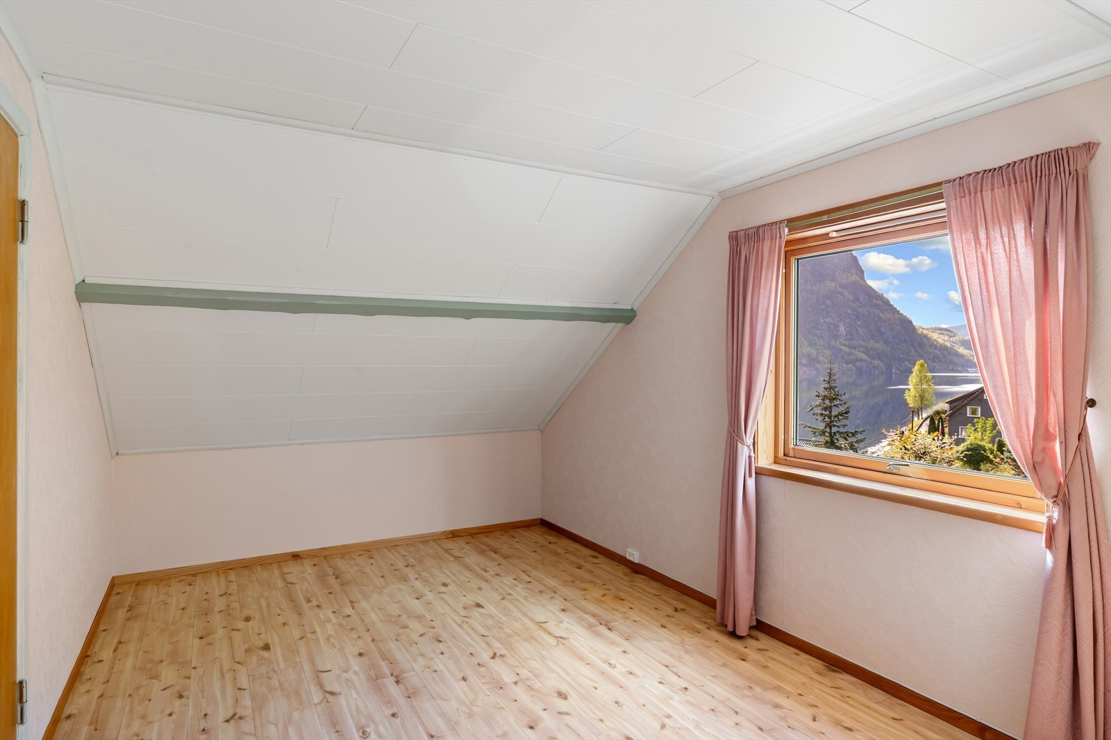 Fra soverommene på loftet er det utsikt mot fjorden. Galleribilde