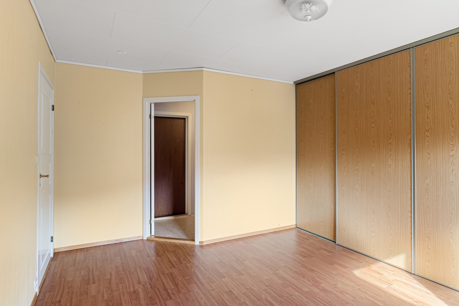 Soverom i første etasje med laminatgulv og god plass til garderobeløsning. Galleribilde