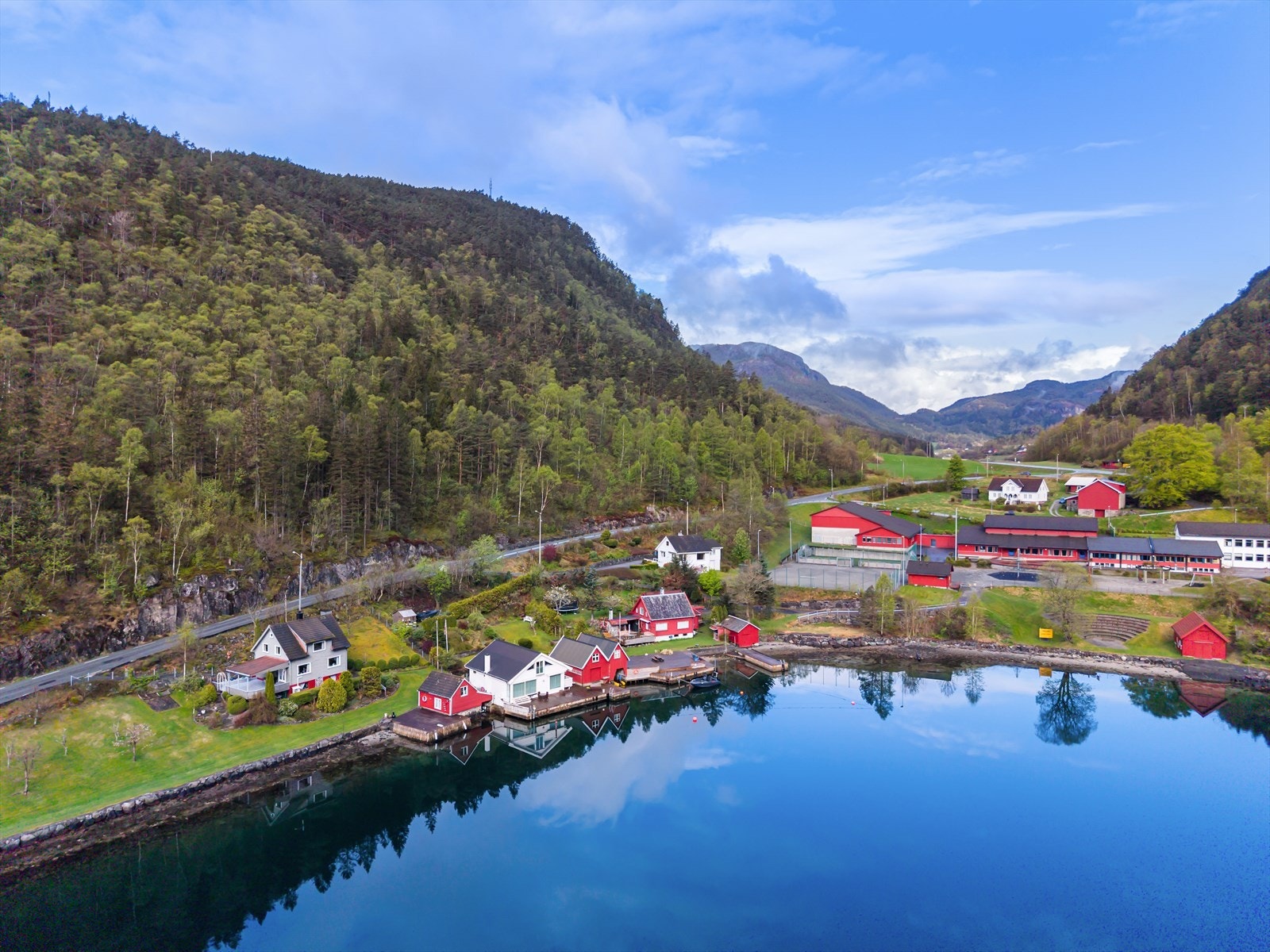 Eiendommen har en sentral beliggenhet i bygda. Galleribilde