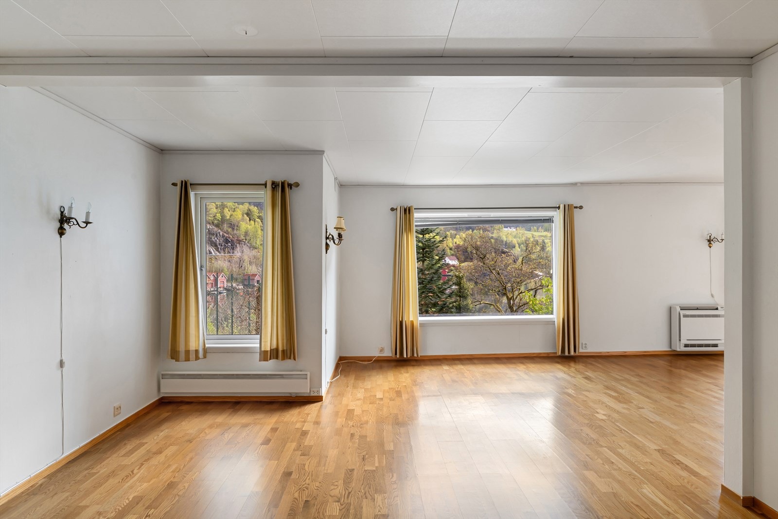 Gjennomgående parkett på gulvet i stue og kjøkken. Galleribilde
