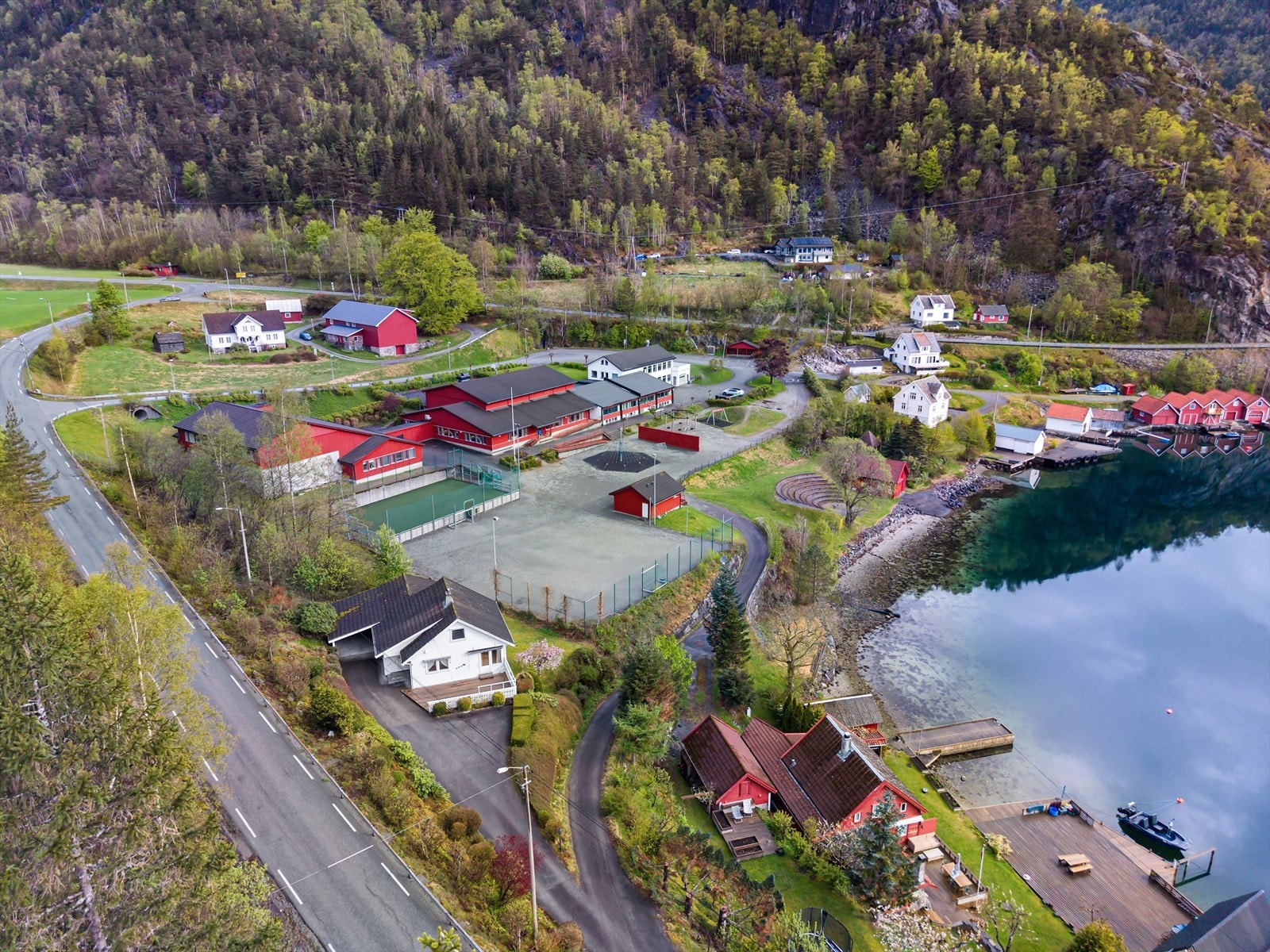 Det er kort vei til Erfjord skule, som ligger like ved. Galleribilde