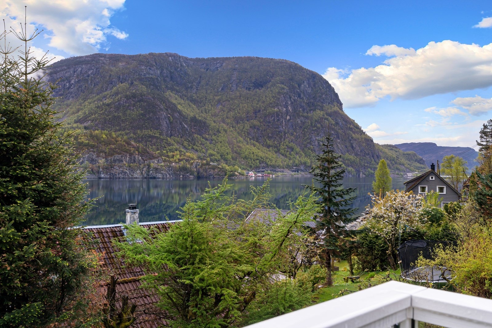 Utsikt fra terrassen mot fjorden og fjellene. Galleribilde