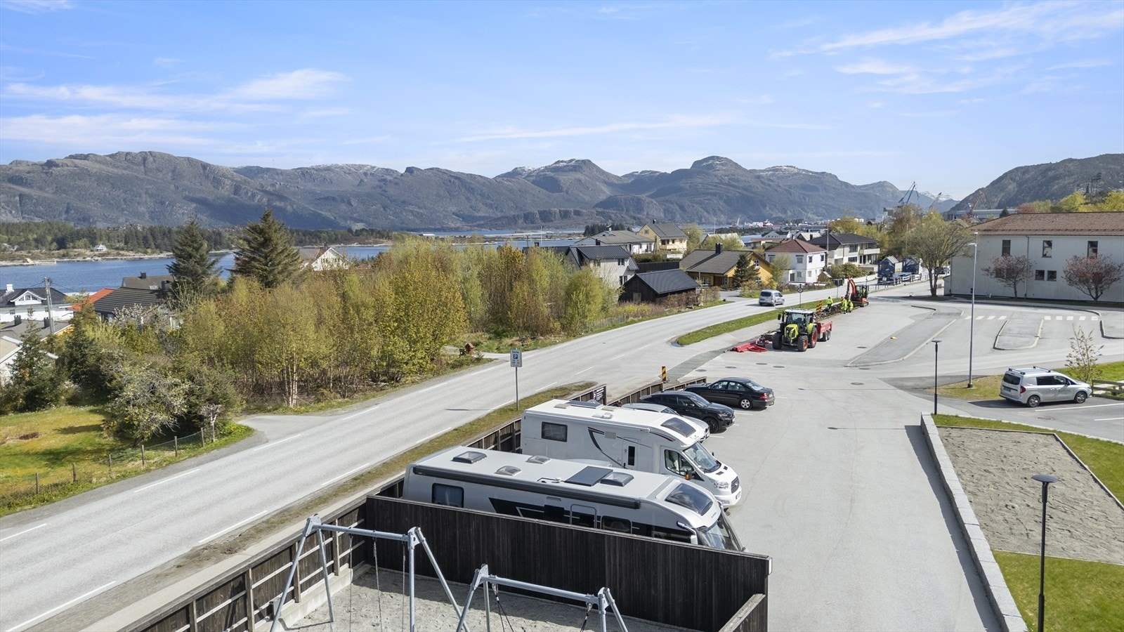 God parkeringsplass til gjester og leikeplass Galleribilde