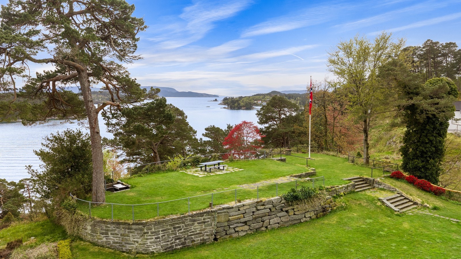 Sameiet er noe utenom det vanlige - her har beboerne hele 35 mål fellesområde, som inkluderer strandlinje, badehus, naust, i tillegg til din egen båtplass. Galleribilde