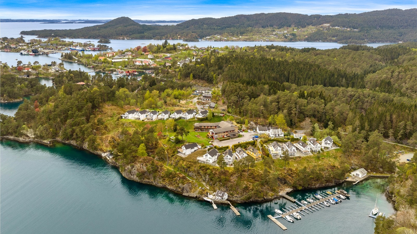 Fra leiligheten er det tøfler-avstand til naust, badehus og din egen båtplass. Galleribilde