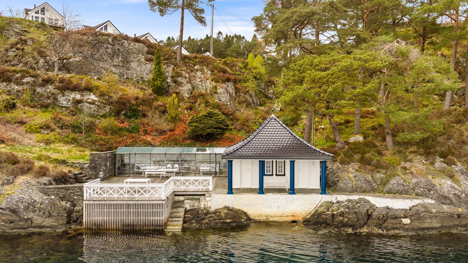 Badehuset byr på kjøkken, wc og nok av plass til sammenkomster. Galleribilde