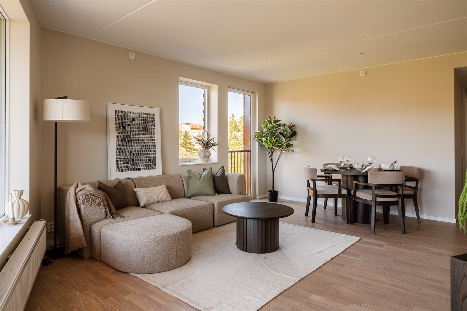 Stor stue med god plass til både sofa og spiseplass samt masse lys fra to sider. Galleribilde