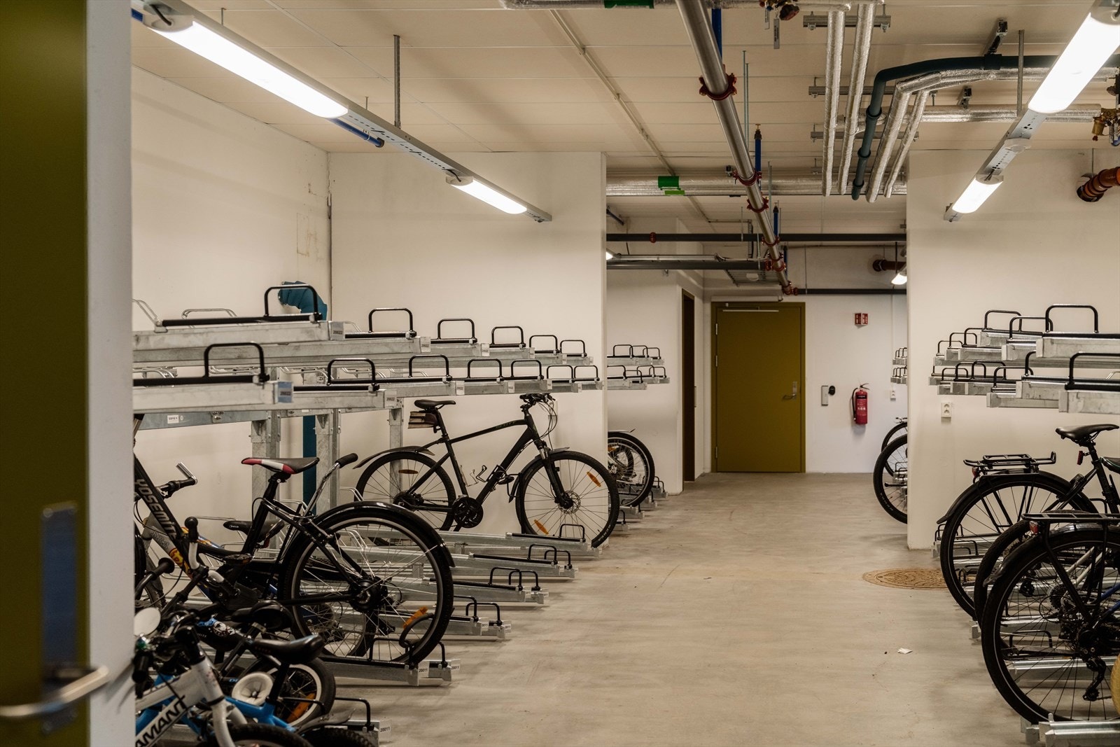 Sameiet har felles sykkelparkering i kjelleren med utgang rett ut på gateplan. Leiligheten disponerer også en ekstern bod. Det er mulig å kjøpe med garasjeplass. Galleribilde