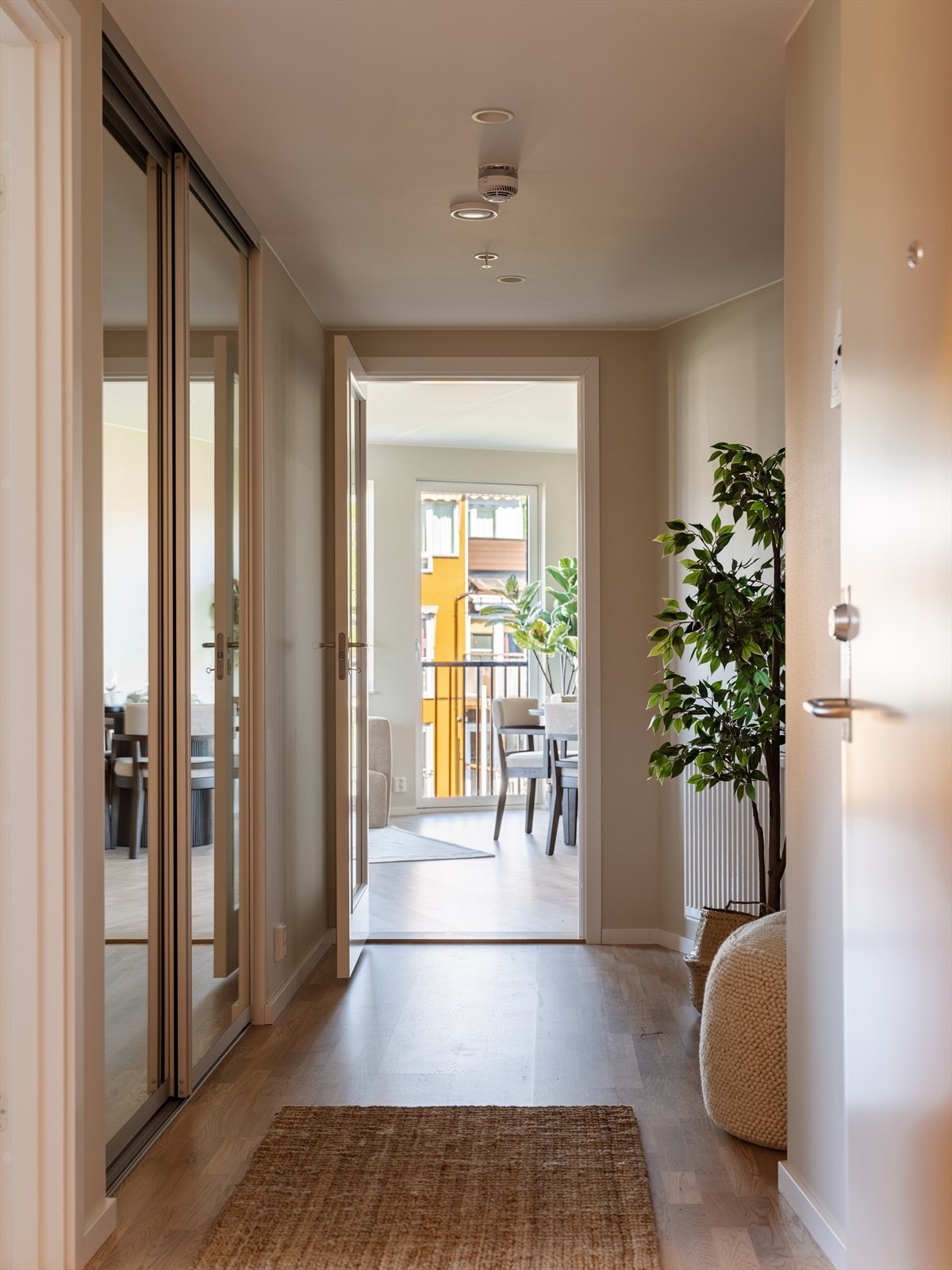 Gjennom leiligheten går en romslig gang med god plass til oppbevaring i stor skyvedørsgarderobe med speildører. Galleribilde