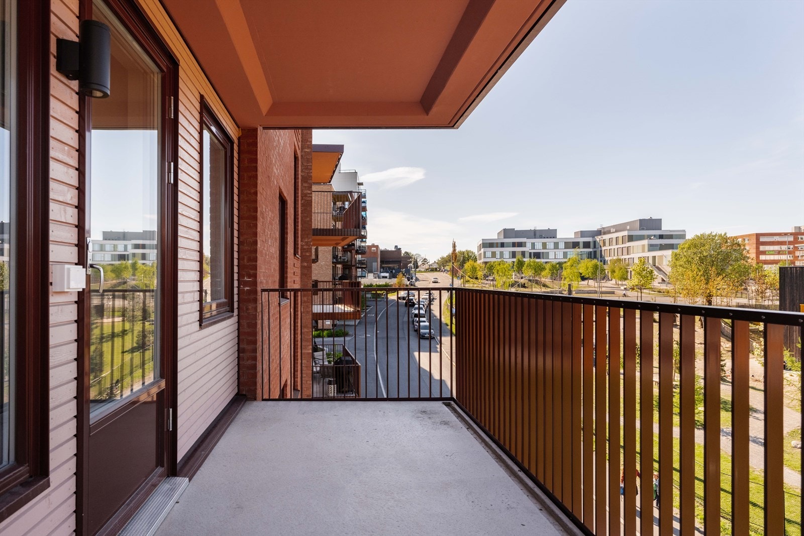 Stor balkong på hele ca. 10 kvm med god plass til alt av møbler og ettermiddags-kvelddsol. (Det er også felles takterrasse hvor du kan nyte morgensolen og formiddagssolen. Galleribilde
