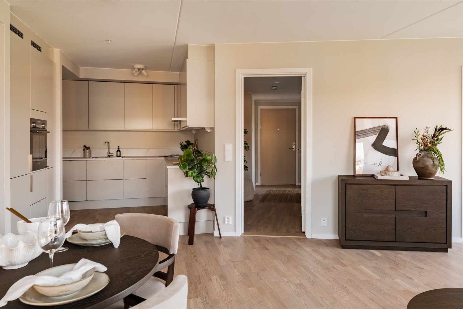 Boligen har åpen løsning mellom stue og kjøkken, men det føles likevel separat da kjøkkenet er trukket inn i eget hjørne med mulighet for å "gå rundt" høyskapene. Galleribilde