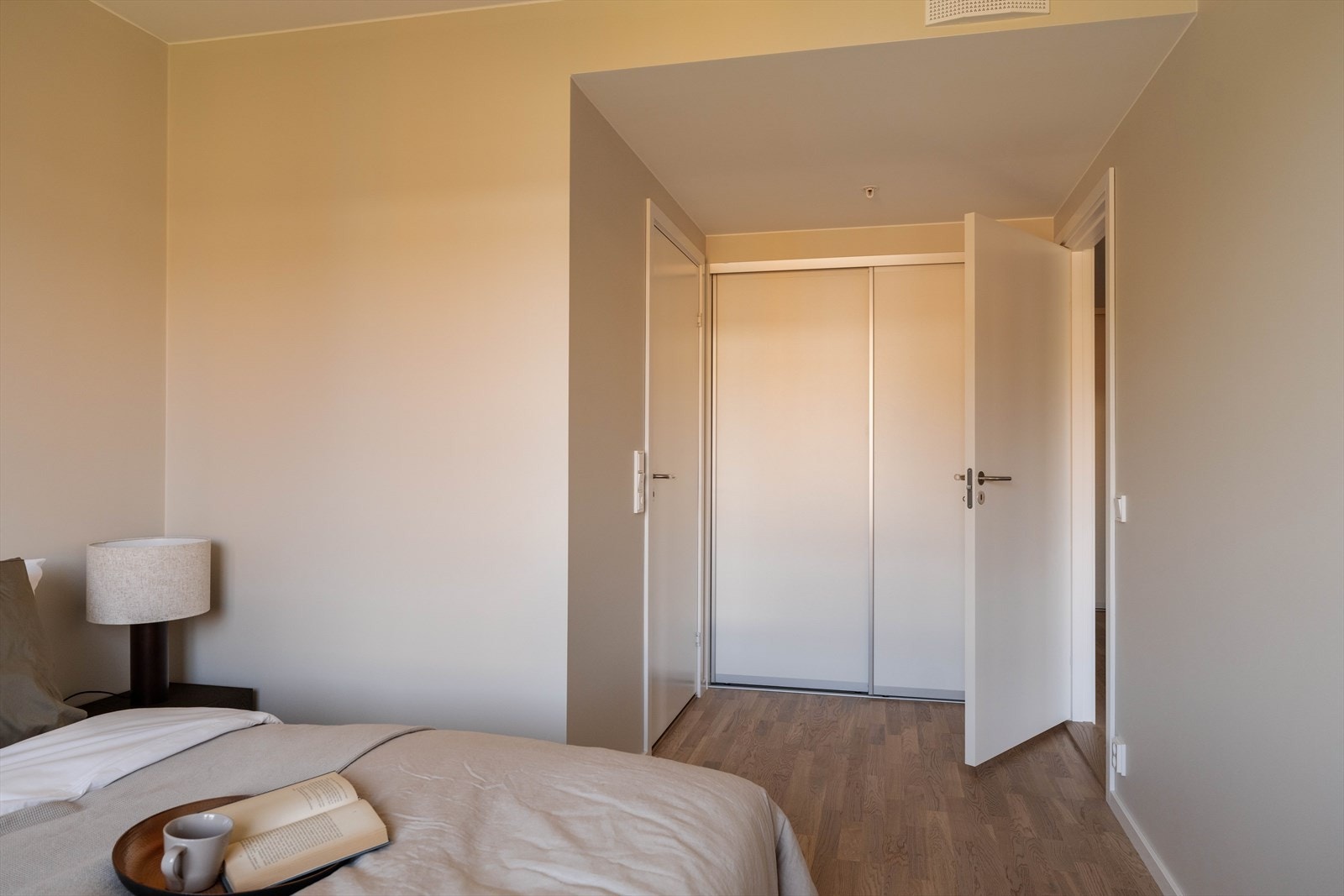 Fra soverommet er det inngang til en-suite badet, samt god oppbevaringsplass i skyvedørsgarderobe. Galleribilde