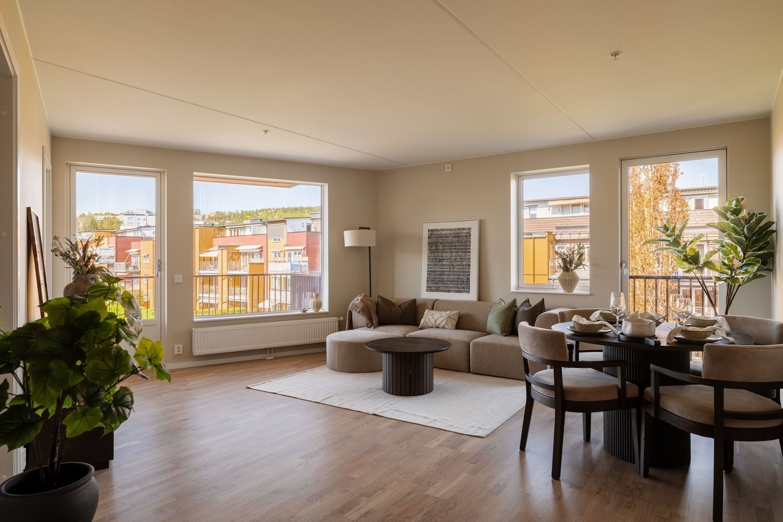 Dette er en rålekker 5-roms hjørneleilighet med en svært romslig og god planløsning, stor balkong på 10 m² og fransk balkong. Galleribilde