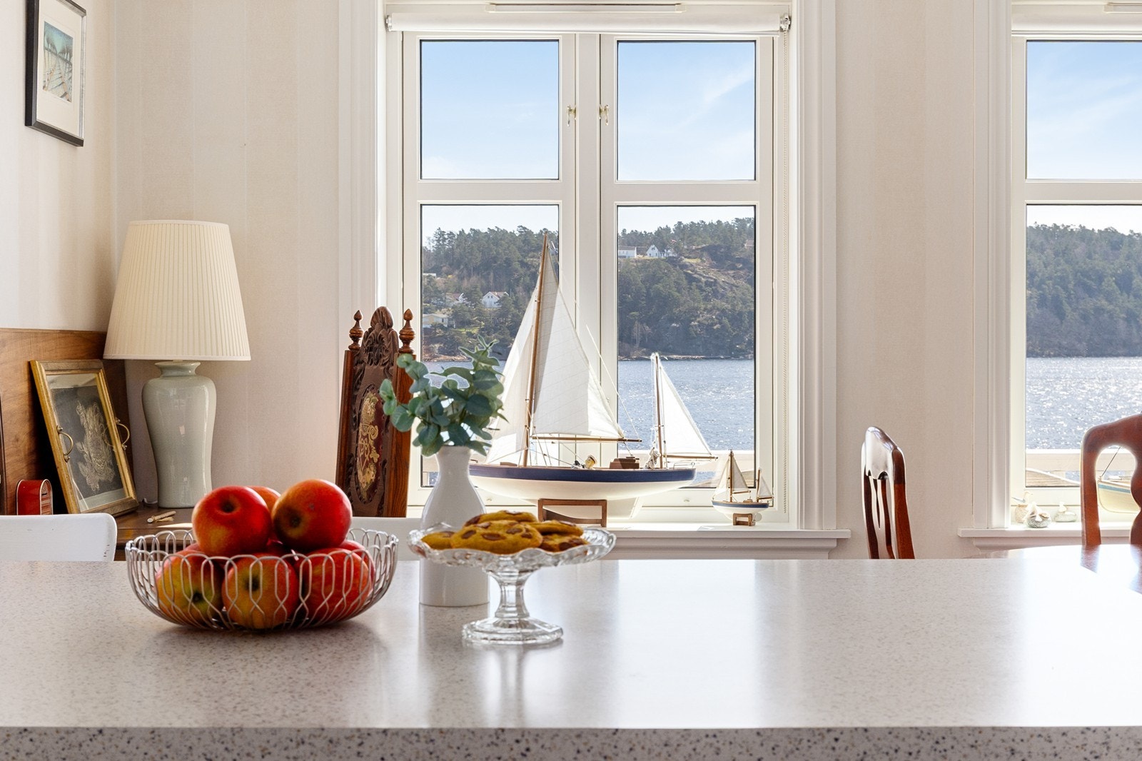 Sørlandsidyll med sjø og sol like utenfor døren. Galleribilde