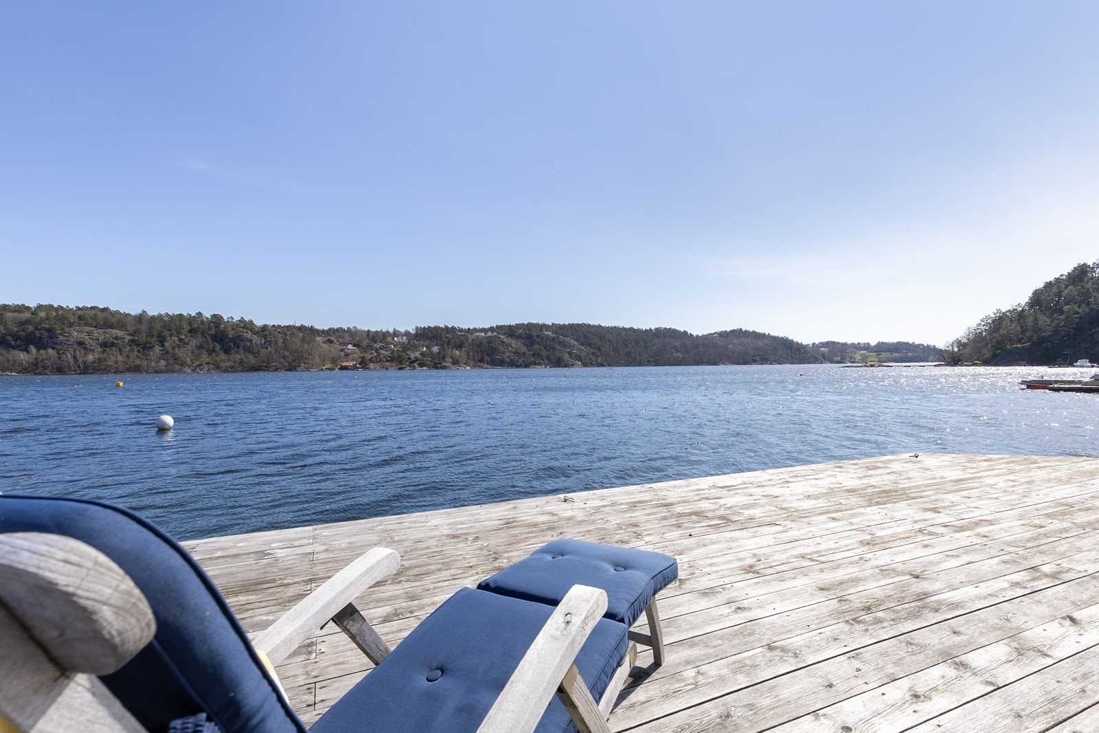 Her kan man nyte late sommerdager på bryggen og ta en frisk dukkert om man ønsker. Galleribilde