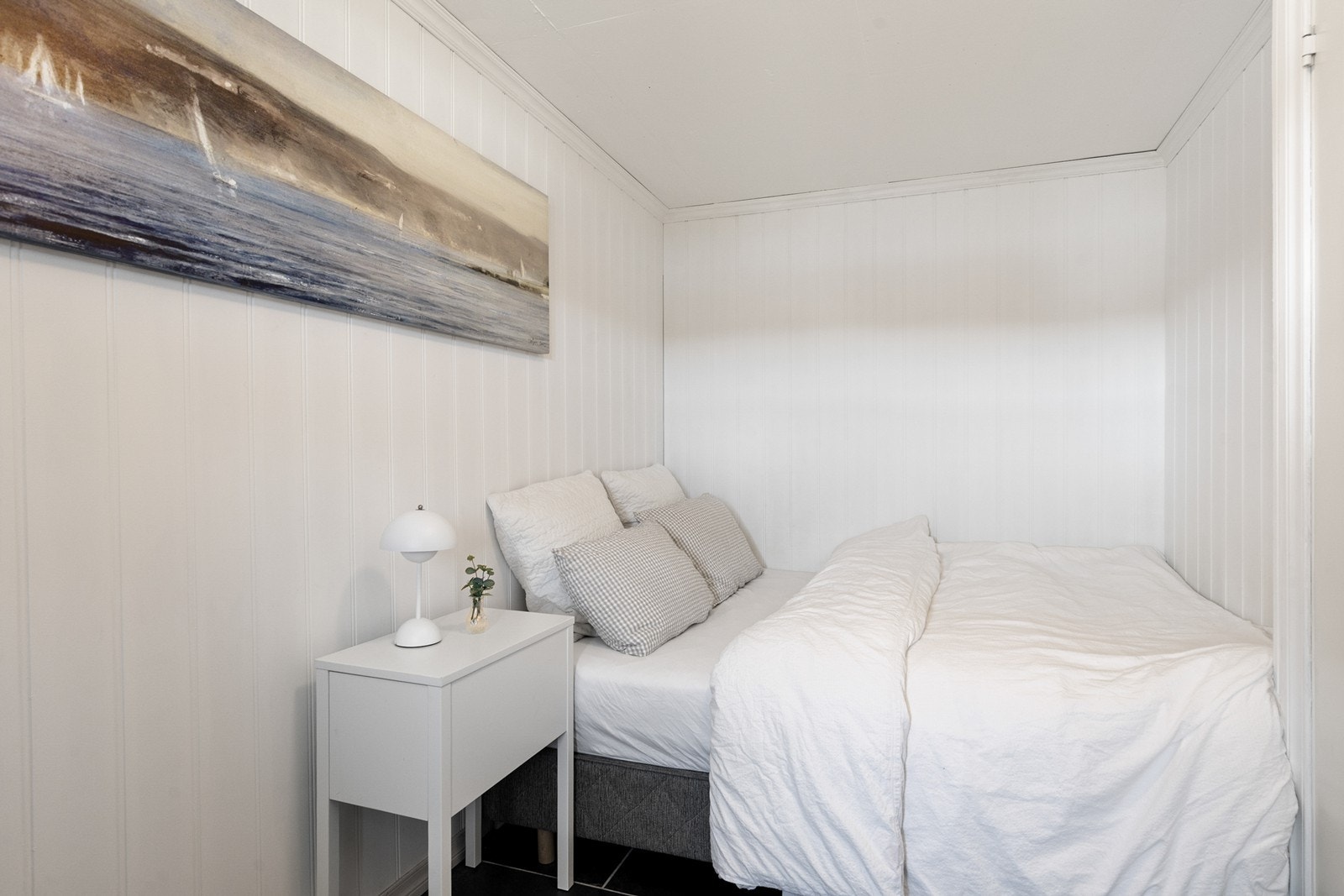 Soverom innredet med dobbelseng. Galleribilde