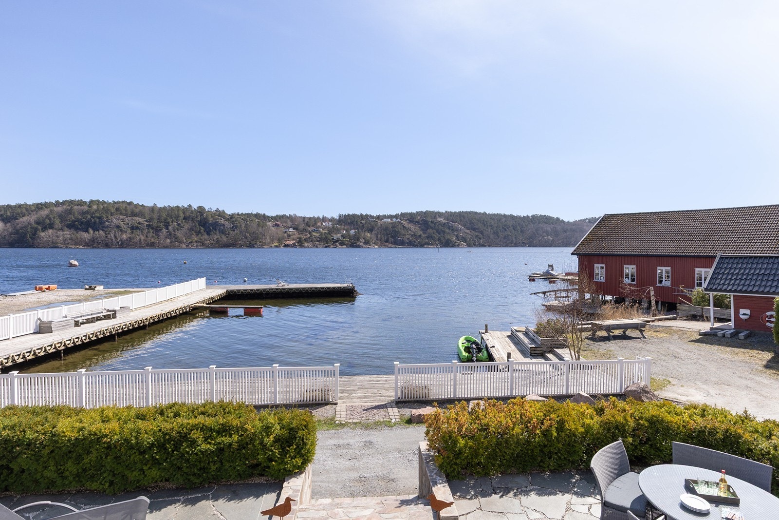 Her kan man tusle ned til egen brygge med håndkle i hånden for herlig sommerbad - luksus! Galleribilde